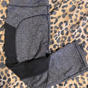Silver Leg Workout Capris with Mesh Pockets sz S 🐼🐼🐼